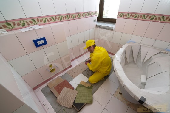 Photo of the laying of tiles in a children's bathroom in a country house