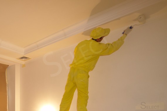 Painting the joints of the ceiling and walls
