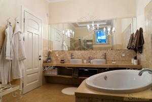 Photo of the combined bathroom in the apartment Natural marble and marble mosaic - I Conci, Bemarsa