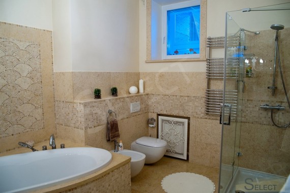Photo of the combined bathroom in the apartment Forged furniture and decor elements - Robers