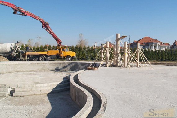 Start of construction work on the construction of a swimming pool in an entertainment set