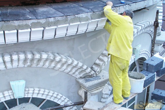 Installation of decorative elements on the facade. plastic on the facade of the roof of the villa