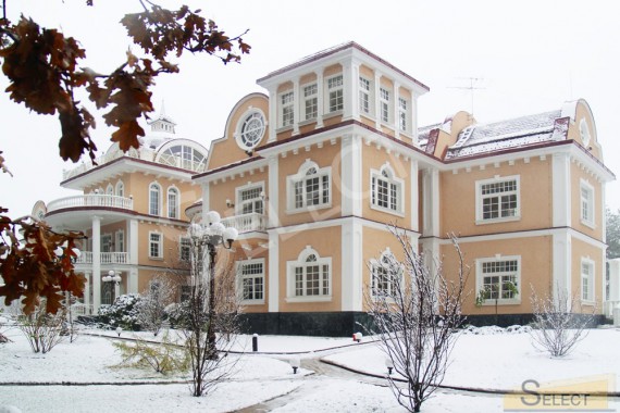 Photo. The main view of the villa in winter.
