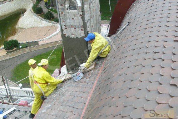 Laying ceramic tiles on the radius of the roof of the villa