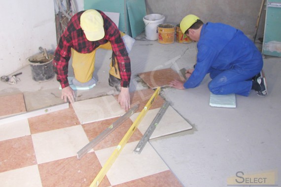 Photo of laying natural marble tiles on the floor on the third floor of the villa