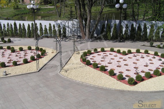 Flowerbed design in the form of a heart. Photo of flower beds with arches and Paving slabs, marble filling, natural stone - Ariostea, I Conci, I.VE.CO. Marmi, Granulati Zandobbio, Ceramiche Coem