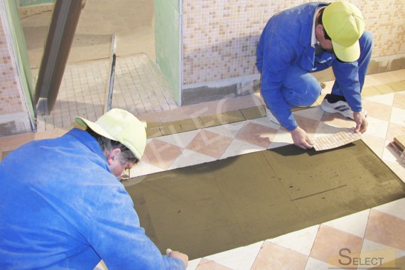 Photo of the installation of I Conci natural marble on the floor of the shower room