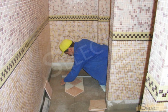 Photo of the installation of I Conci natural marble on the bathroom floor