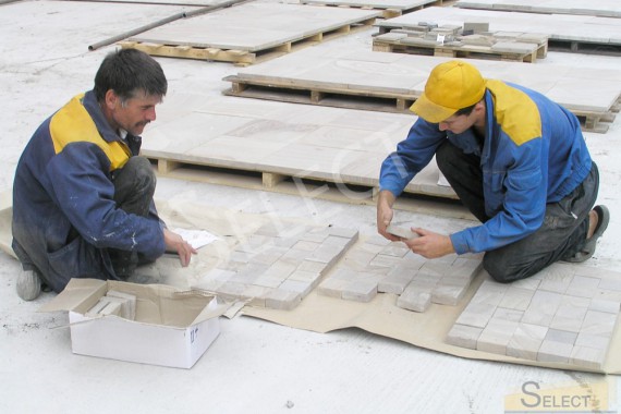 Laying the pattern of paving slabs and marble filling - Ariostea, I Conci, I.VE.CO. Marmi, Granulati Zandobbio, Ceramiche Coem